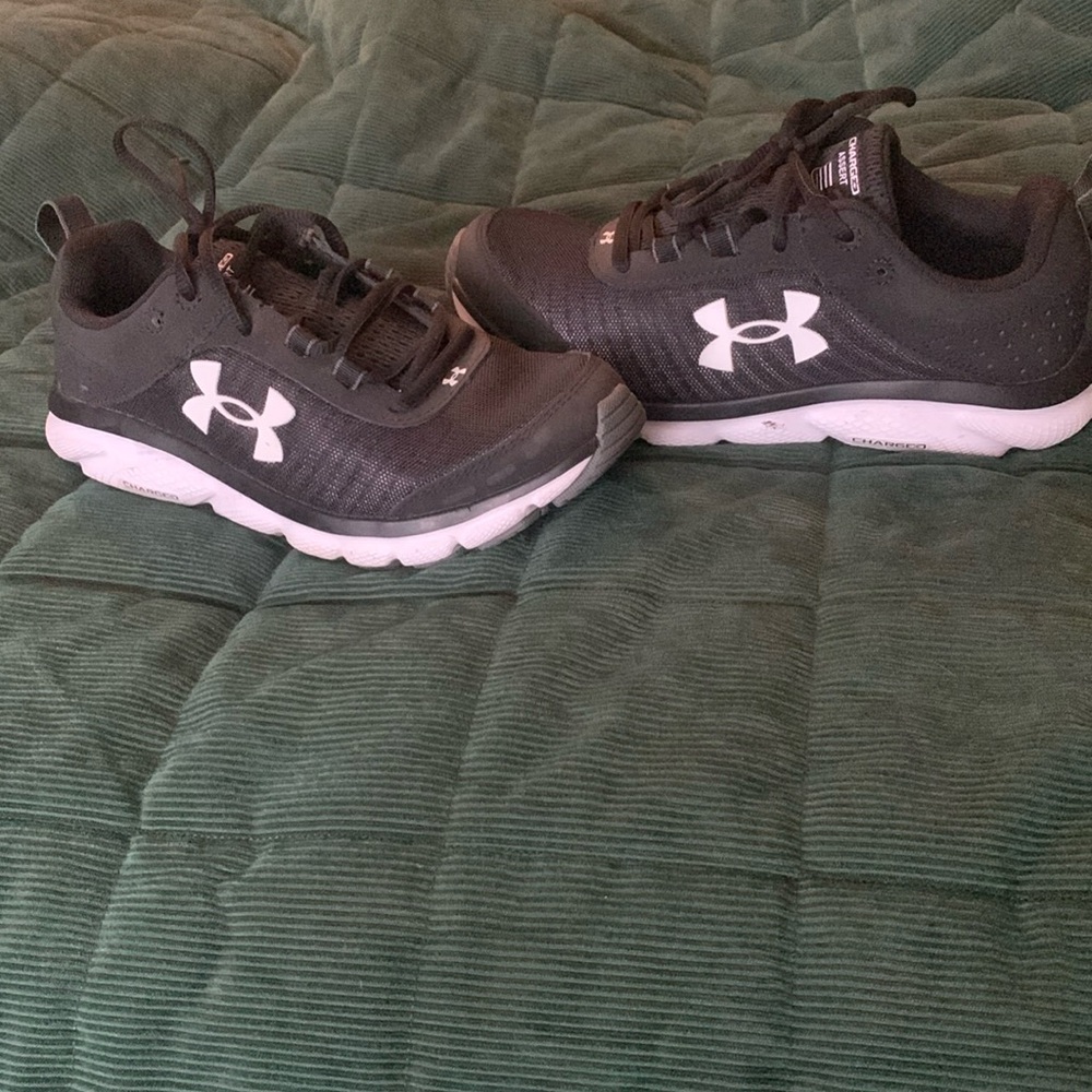 ✨BLACK UNDER ARMOUR SHOES✨